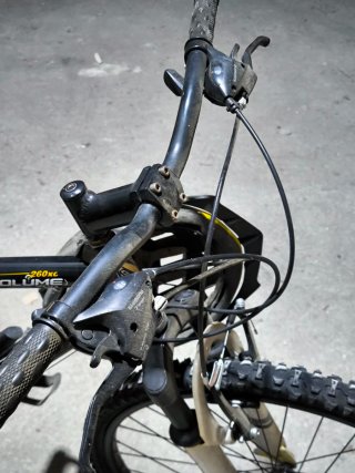 Bicicleta de montaña negra