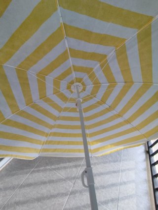 Sombrilla de playa. 180 cm diámetro abierta. Nueva