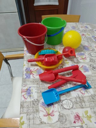 Cubos, rastrillos y palas de playa