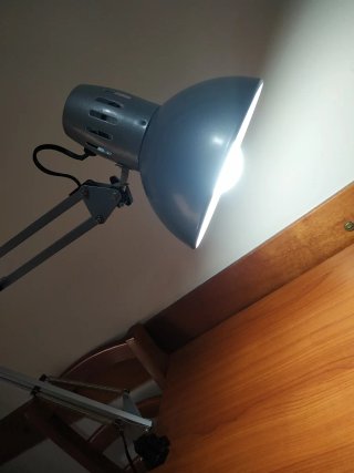 Lampada da tavolo snodabile grigia
