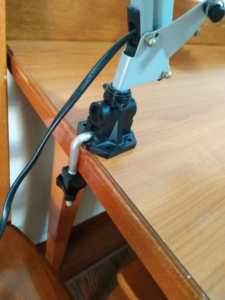 Lampada da tavolo snodabile grigia