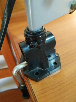 Lampada da tavolo snodabile grigia