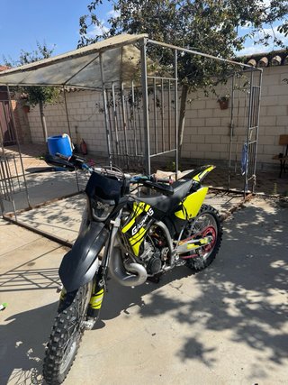 Moto Enduro Gas Gas Negra y Amarilla