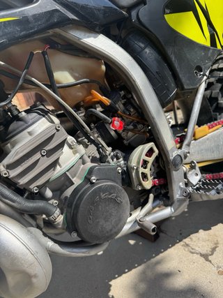 Moto Enduro Gas Gas Negra y Amarilla