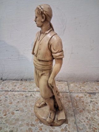 Escultura de hombre con cesta  Escultor Bolinches