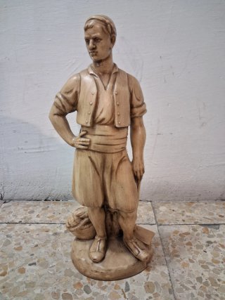 Escultura de hombre con cesta  Escultor Bolinches
