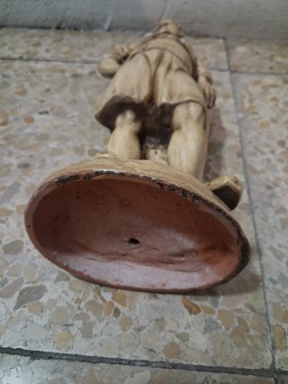 Escultura de hombre con cesta  Escultor Bolinches