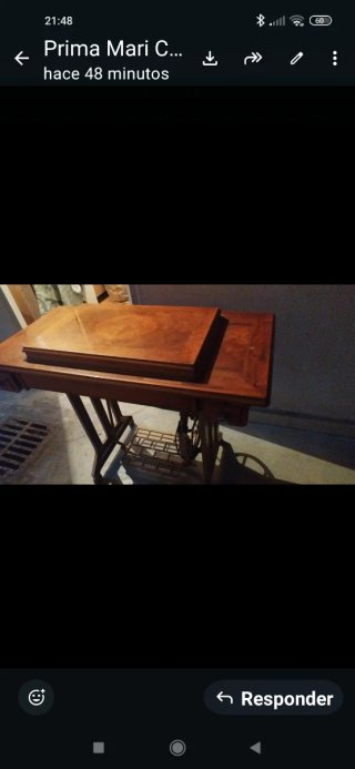 Máquina de coser antigua de madera