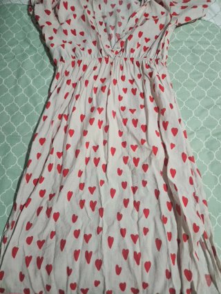Vestido rosa con corazones rojos