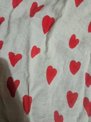 Vestido rosa con corazones rojos