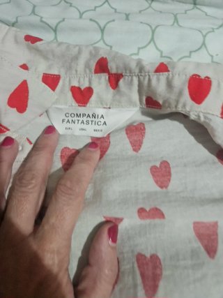 Vestido rosa con corazones rojos