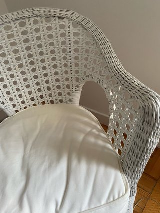 Comodo divano in vimini bianco con cuscino