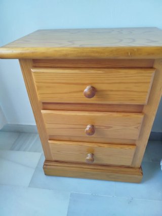 Mesita de noche de madera