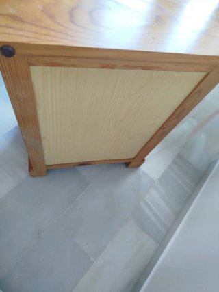 Mesita de noche de madera