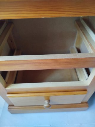 Mesita de noche de madera