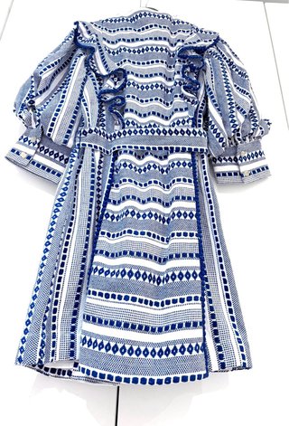 Vestido Uterqüe bordado con cinturón