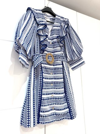 Vestido Uterqüe bordado con cinturón