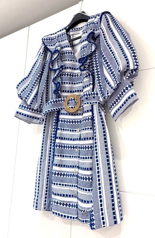Vestido Uterqüe bordado con cinturón