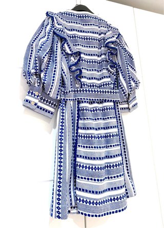 Vestido Uterqüe bordado con cinturón