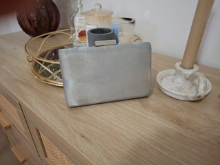 Elegante cartera de mano plateada