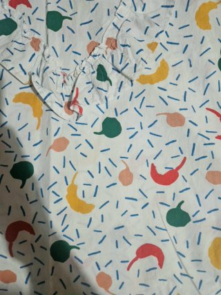 Camisa estampada con volantes
