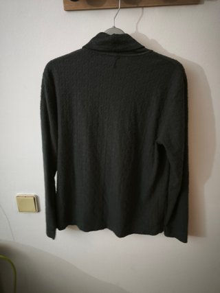 Camiseta térmica cuello alto de color gris oscuro