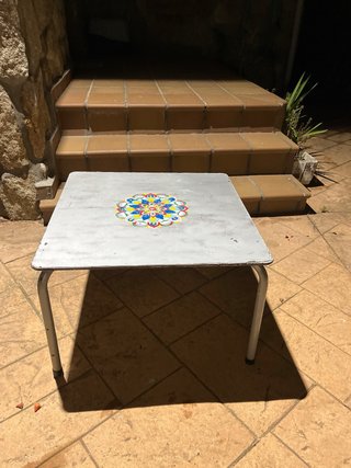 Mesa de terraza metálica multicolor