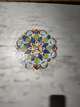 Mesa de terraza metálica multicolor