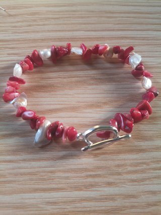 Pulsera artesanal perla río coral
