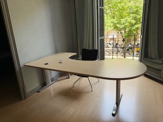 Mesa de oficina y sillas de colores