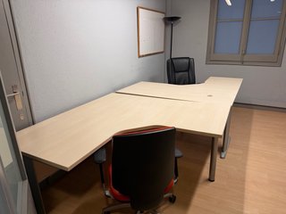 Mesa de oficina y sillas de colores