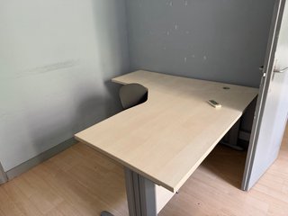 Mesa de oficina y sillas de colores