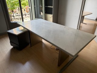 Mesa de oficina y sillas de colores