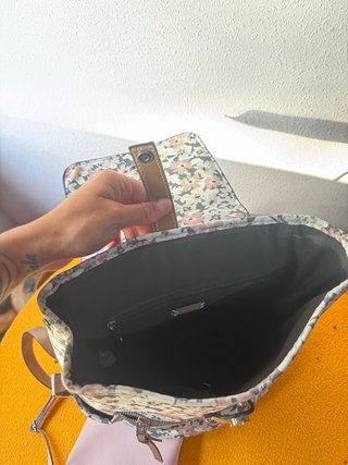 Lote 2 bolsos: uno floral y uno rosa