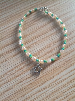 Pulsera perlas y cuentas hecha a mano con colgante