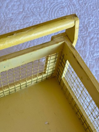 Caja de madera y rejilla en color amarillo vintage