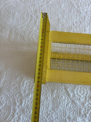 Caja de madera y rejilla en color amarillo vintage