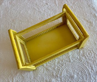 Caja de madera y rejilla en color amarillo vintage