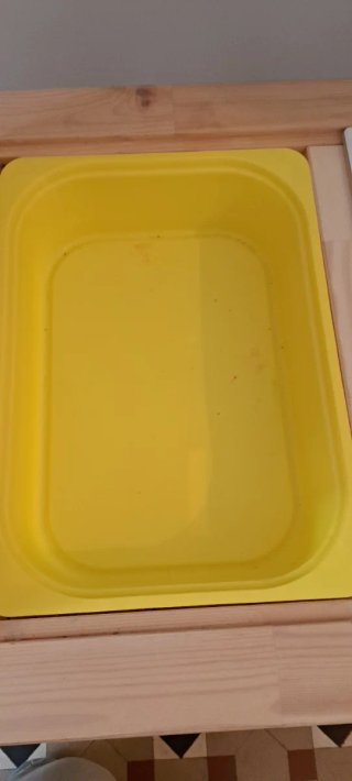 Mesa infantil de madera con almacenaje