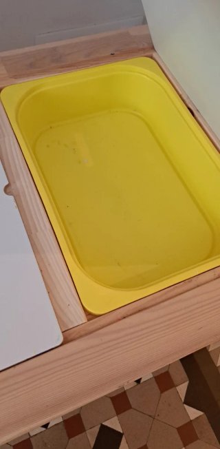 Mesa infantil de madera con almacenaje