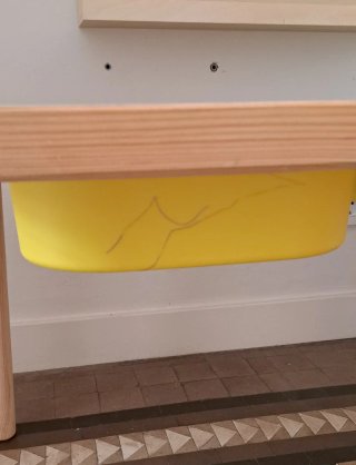 Mesa infantil de madera con almacenaje