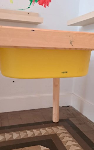 Mesa infantil de madera con almacenaje
