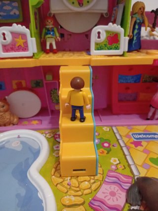 Casa de muñecas con piscina y tobogán