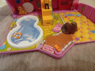 Casa de muñecas con piscina y tobogán