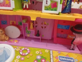 Casa de muñecas con piscina y tobogán