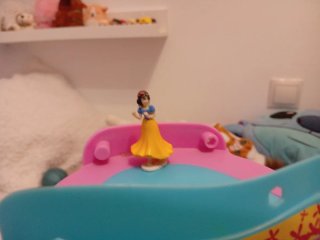 Casa de muñecas con piscina y tobogán