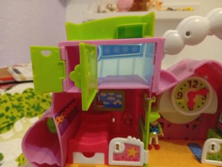 Casa de muñecas con piscina y tobogán