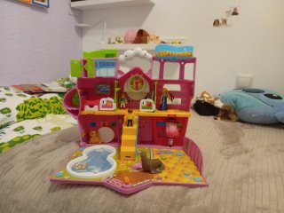 Casa de muñecas con piscina y tobogán