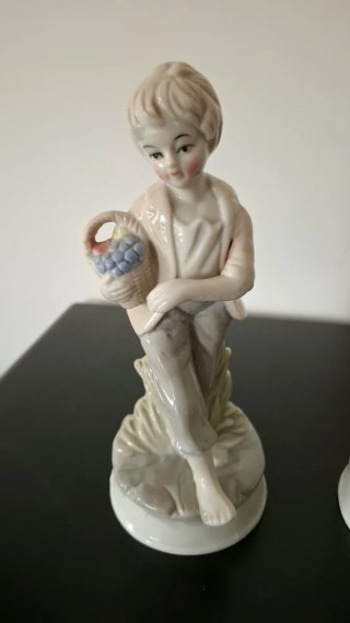 Coppia statuette ragazzi con uva ETM