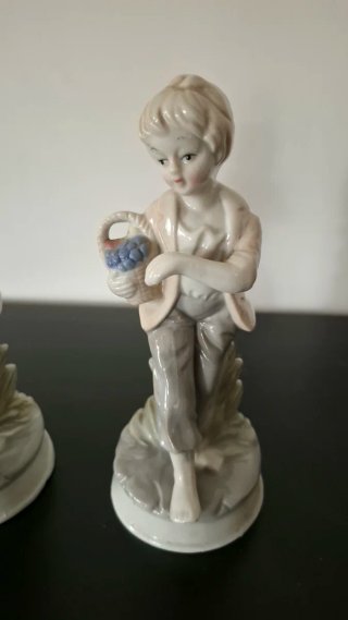 Coppia statuette ragazzi con uva ETM